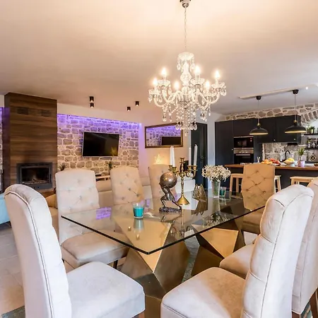 Holiday home Stunning In With Wifi Solin